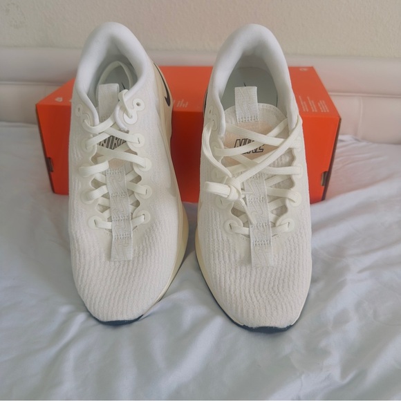 Nike White Athletic Sneakers with Breathable Mesh and Sleek great conditions - Picture 4 of 11